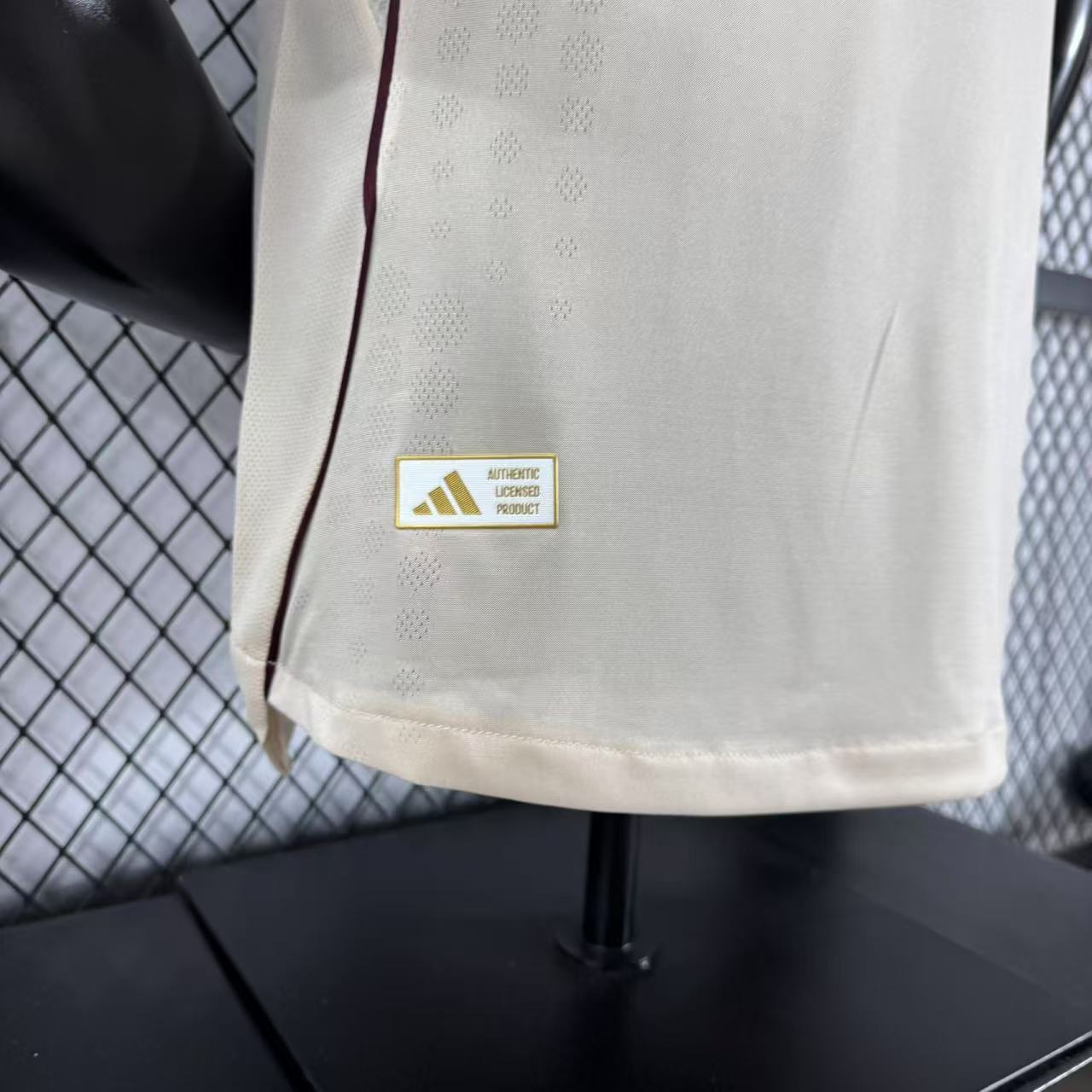 חולצת חוץ קלאסית של אייאקס בעיצוב חדש לעונת 2025/26!