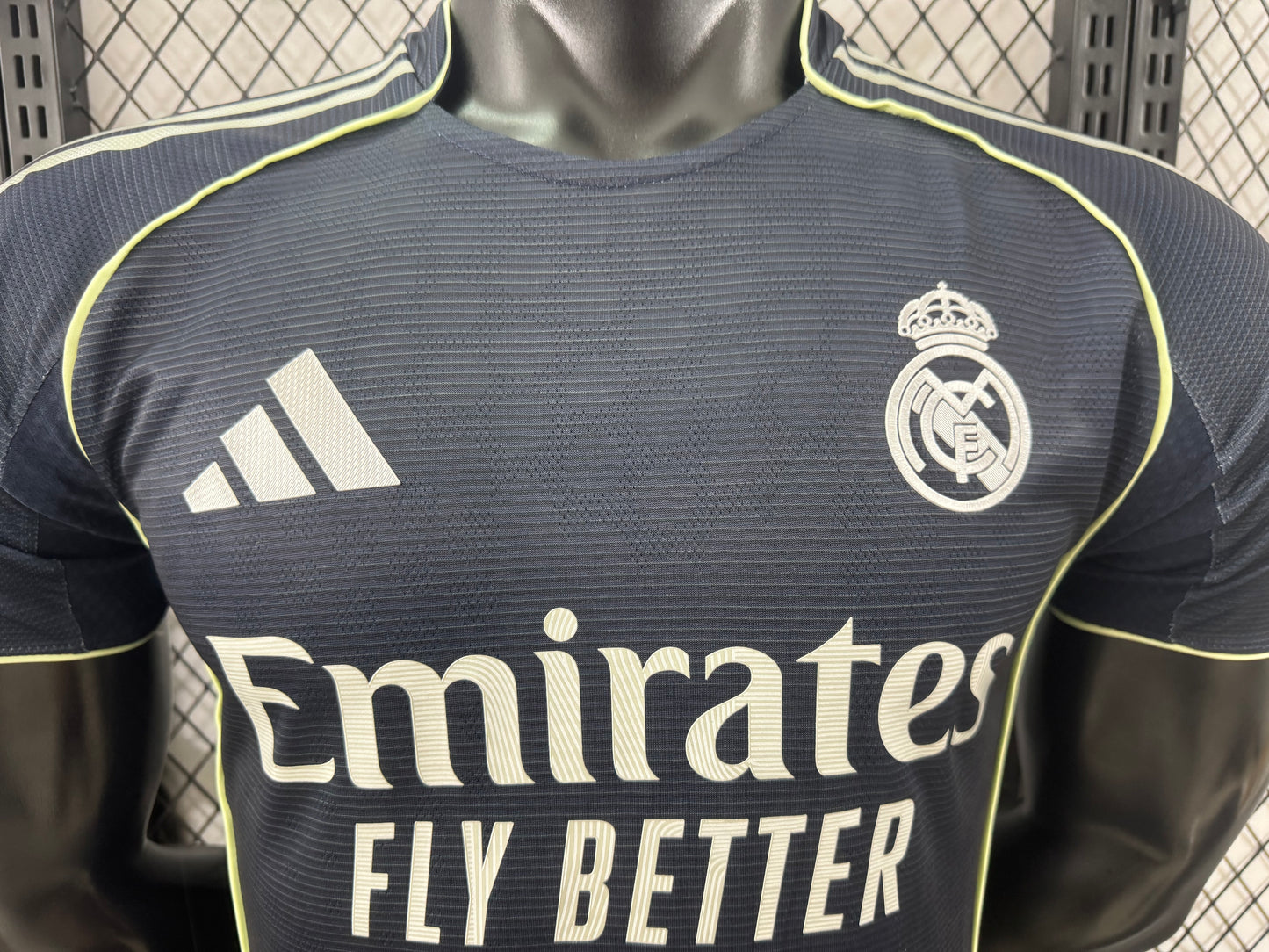 חולצת חוץ של ריאל מדריד לעונת 2025/26