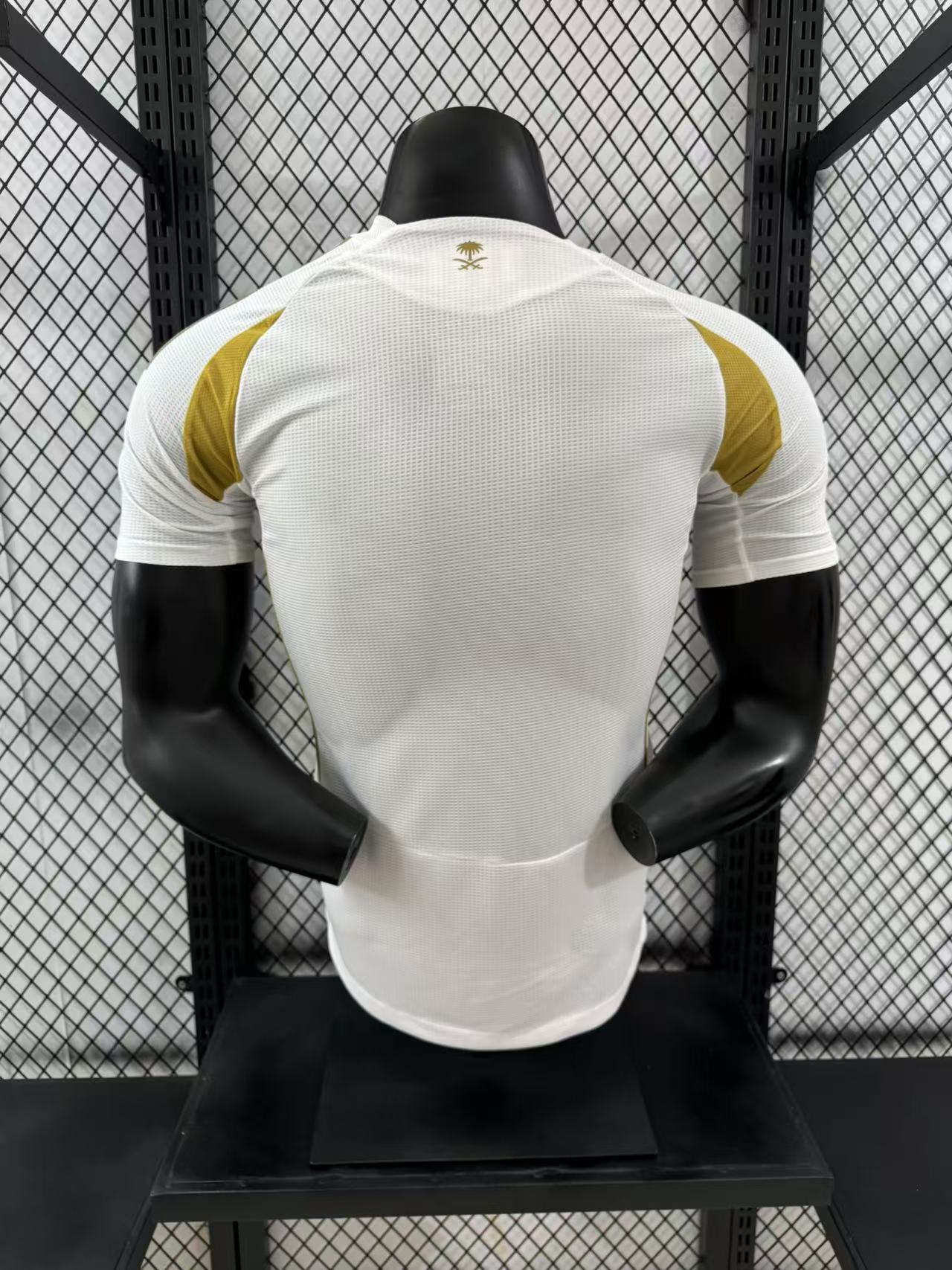 אל נאסר 24/25 – חולצת חוץ לבנה וזהב בעיצוב פרימיום