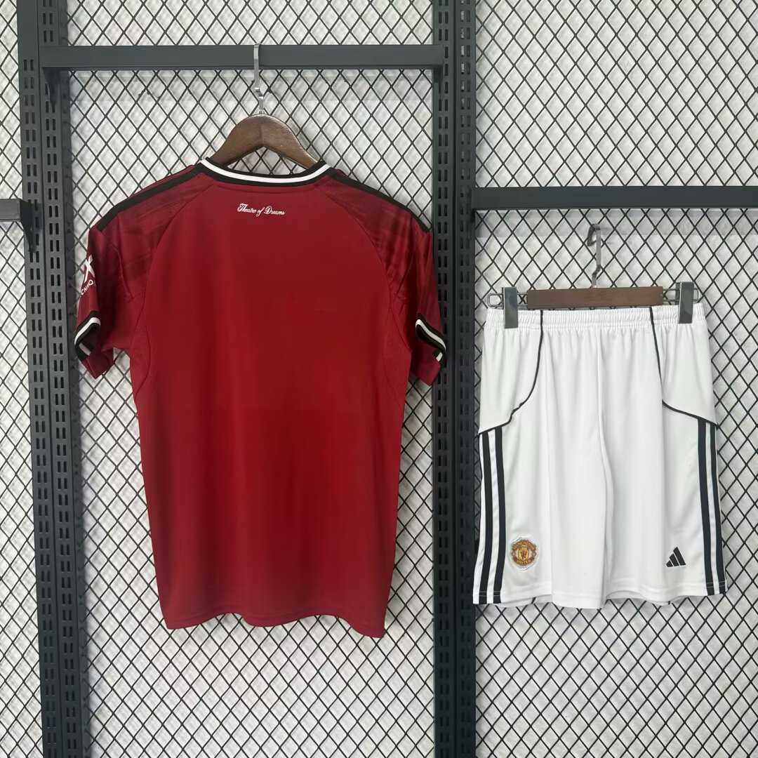 חליפת ילדים מנצ'סטר יונייטד בית 25/26 – חולצה ומכנס באדום הקלאסי של השדים האדומים 🔴⚽🔥
