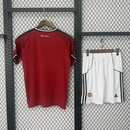 חליפת ילדים מנצ'סטר יונייטד בית 25/26 – חולצה ומכנס באדום הקלאסי של השדים האדומים 🔴⚽🔥