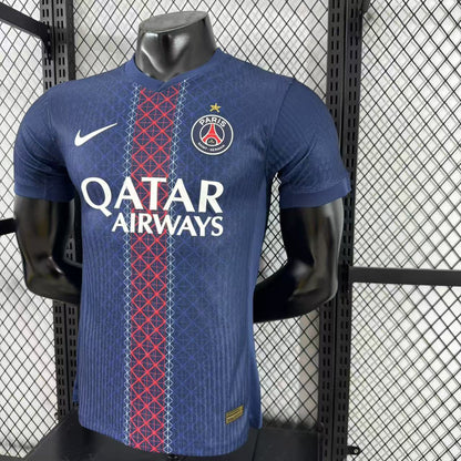 חולצת בית של פריז סן ז'רמן לעונת 2025/26 (עם כוכב)