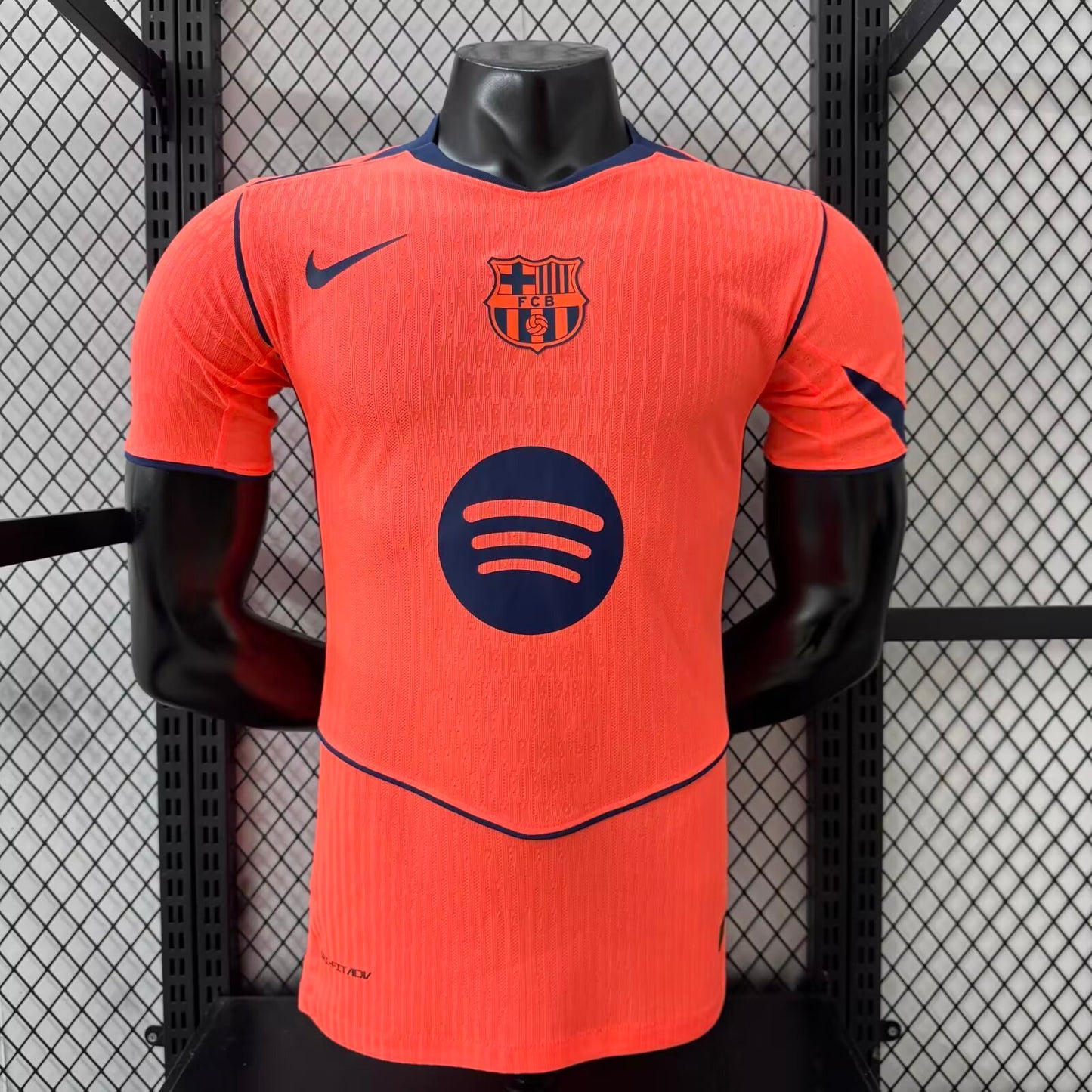 ברצלונה 25/26 – חולצת חוץ שנייה בכתום נייבי עוצמתי