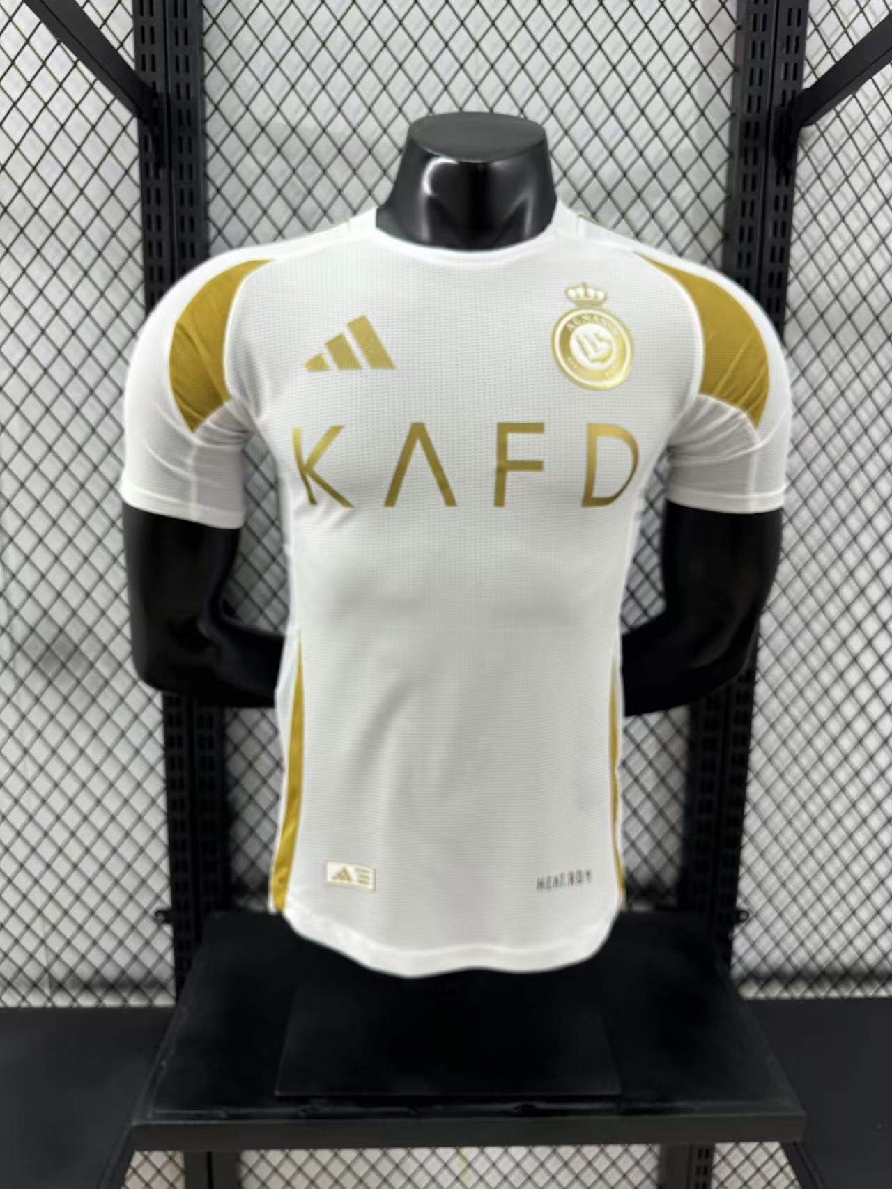 אל נאסר 24/25 – חולצת חוץ לבנה וזהב בעיצוב פרימיום