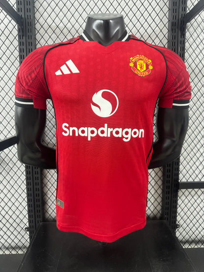 חולצת הבית של מנצ'סטר יונייטד לעונת 2025/26