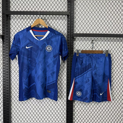 חליפת ילדים צ’לסי בית 25\26 – חולצה ומכנס בכחול המלכותי של הבלוז, נוחות וסטייל מנצחים 💙⚽👑