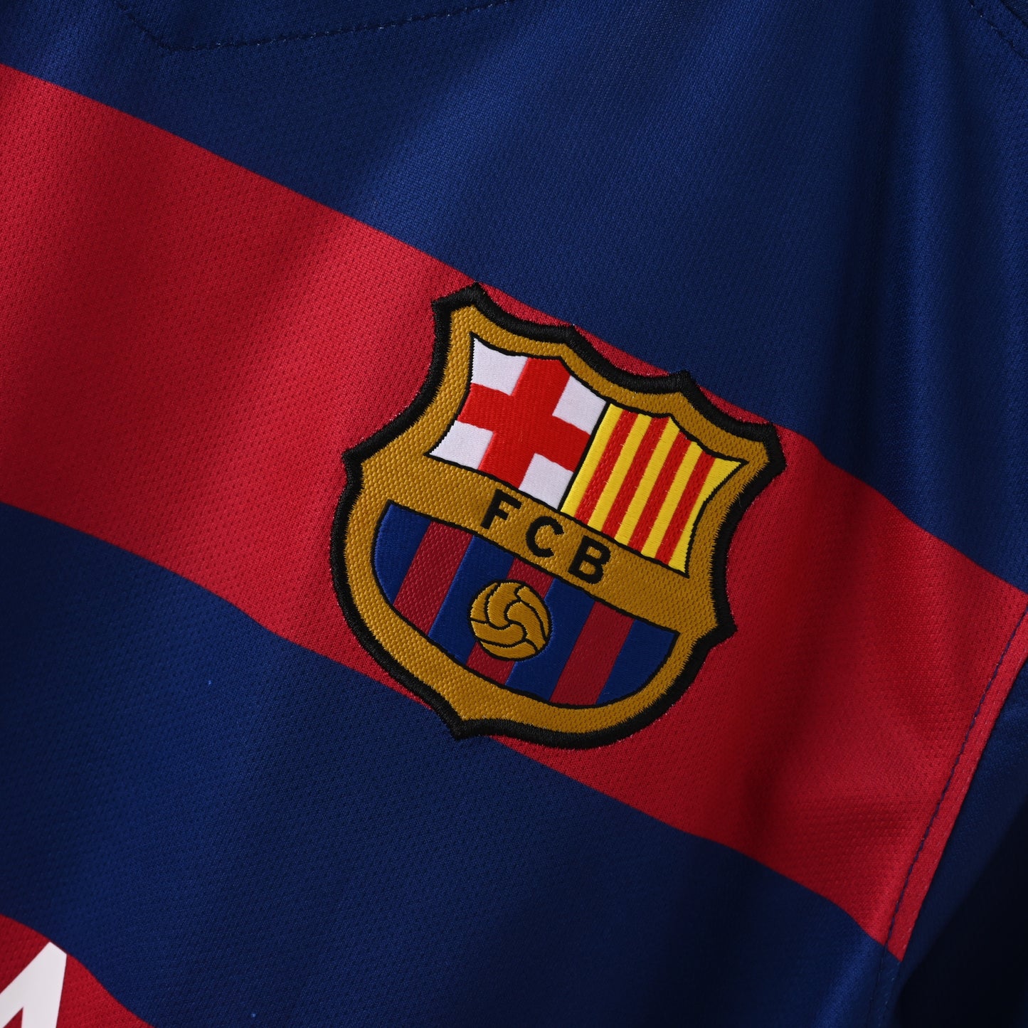 חולצת בית רטרו של ברצלונה לעונת 2015/16