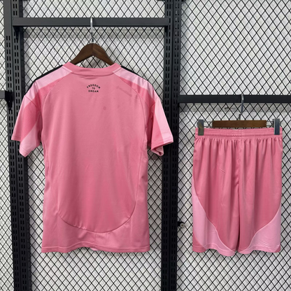 חליפת ילדים אינטר מיאמי בית 25/26 – חולצה ומכנס בגוון ורוד-שחור איקוני כמו מסי בעצמו ⚽🌴💗