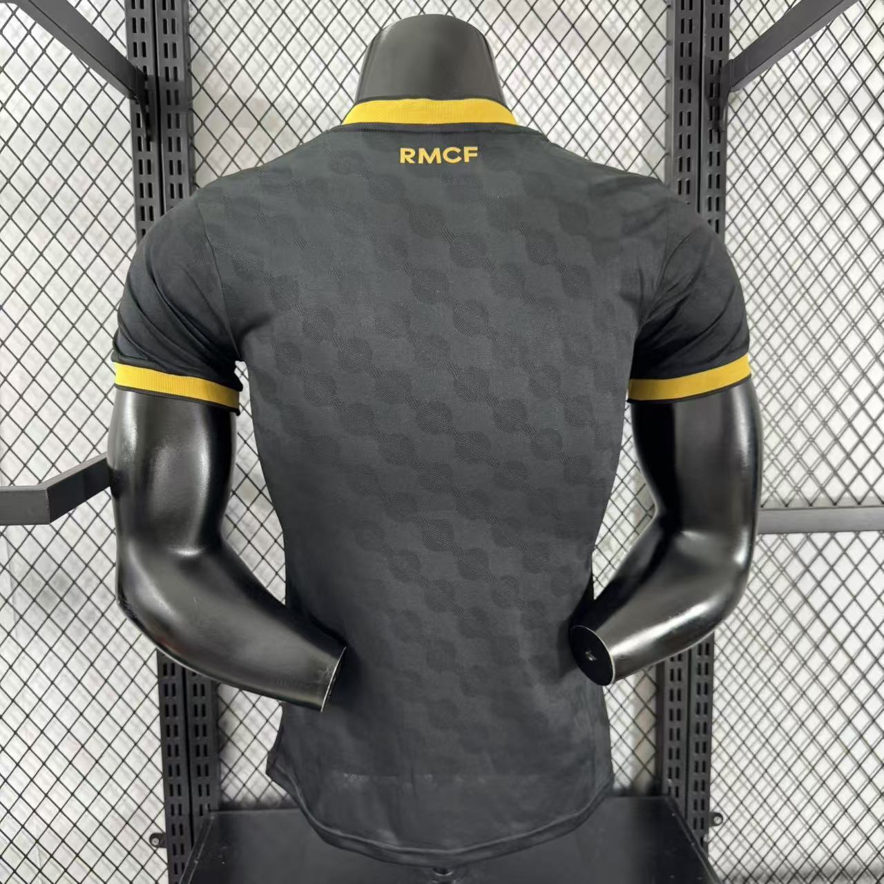 חולצת ריאל מדריד המיוחדת - מהדורה שחורה וזהובה