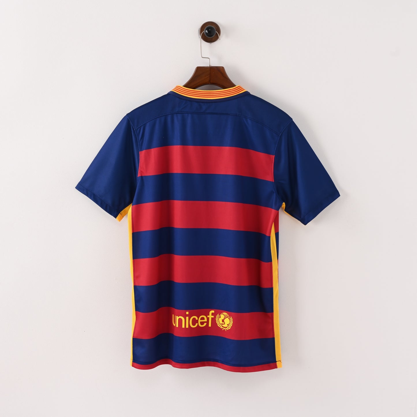 חולצת בית רטרו של ברצלונה לעונת 2015/16