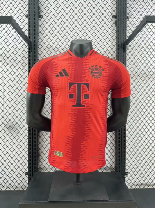 חולצת בית של באיירן מינכן לעונת 24/25