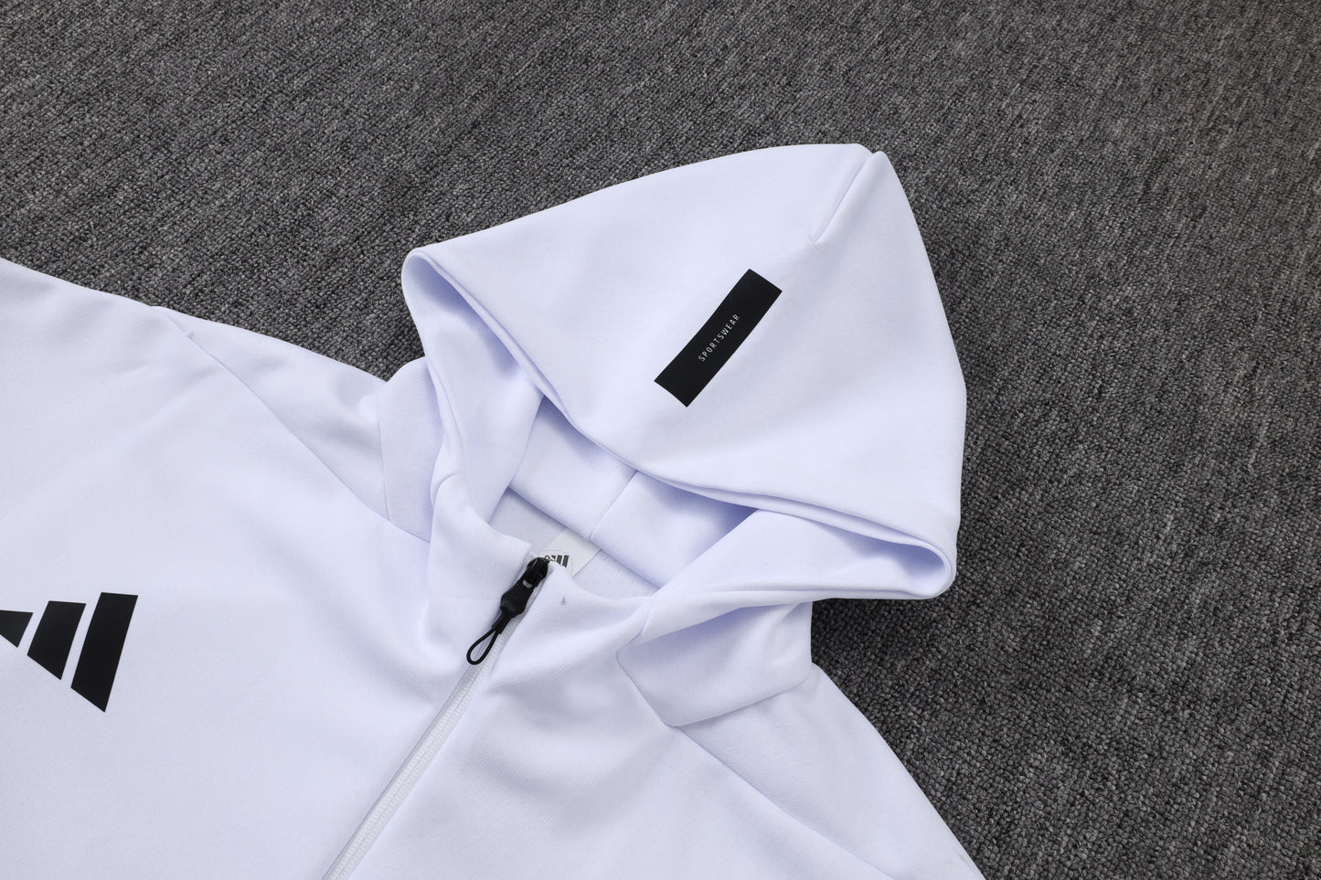 🤍⚽ חליפת אימון ריאל מדריד 25/26 – לבן קלאסי עם קפוצ’ון