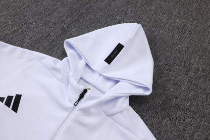 🤍⚽ חליפת אימון ריאל מדריד 25/26 – לבן קלאסי עם קפוצ’ון