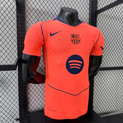 ברצלונה 25/26 – חולצת חוץ שנייה בכתום נייבי עוצמתי