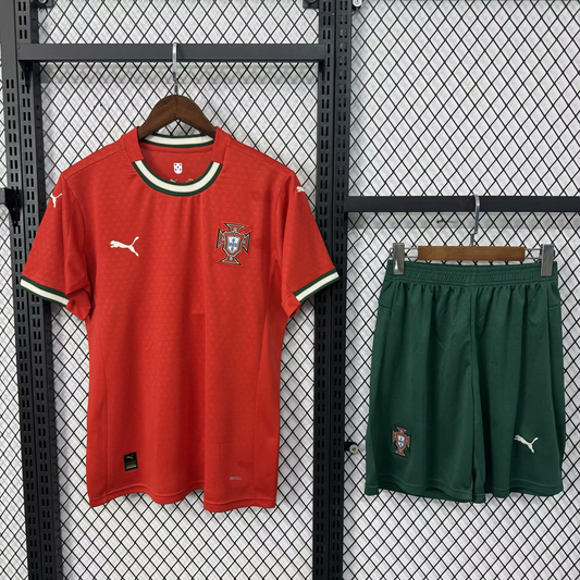חליפת ילדים פורטוגל 25/26 – חולצה ומכנס באדום עוצמתי עם נגיעות ירוק-זהב, בדיוק כמו רונאלדו ⚽🔥