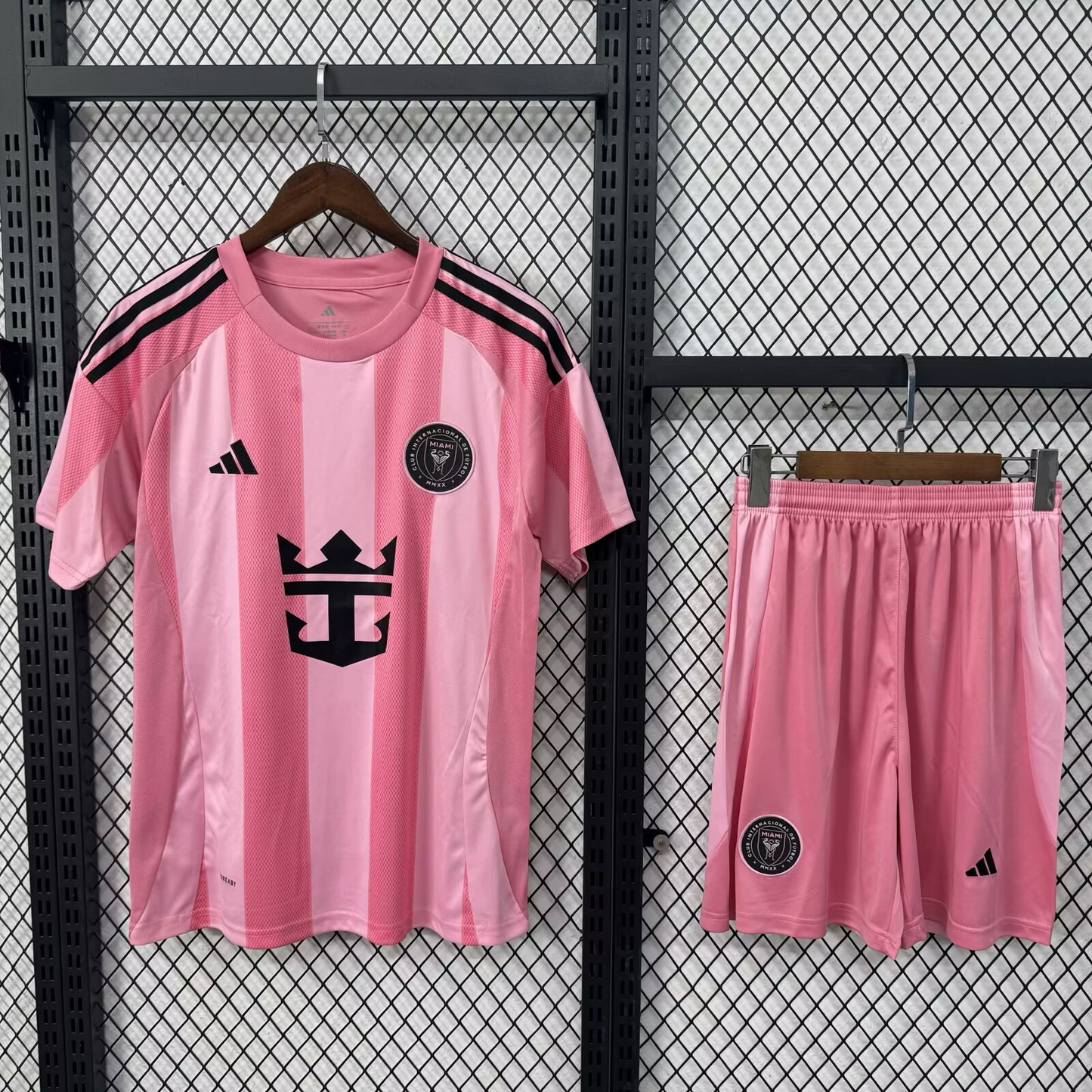 חליפת ילדים אינטר מיאמי בית 25/26 – חולצה ומכנס בגוון ורוד-שחור איקוני כמו מסי בעצמו ⚽🌴💗