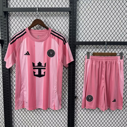 חליפת ילדים אינטר מיאמי בית 25/26 – חולצה ומכנס בגוון ורוד-שחור איקוני כמו מסי בעצמו ⚽🌴💗