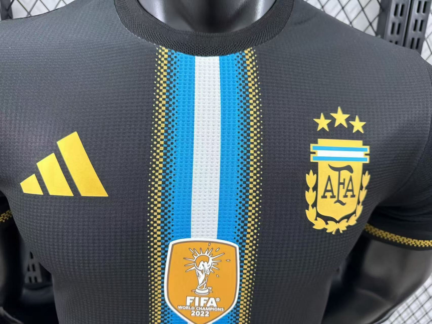 חולצת ארגנטינה 24/25 - מהדורה שחורה וכחולה שמיים