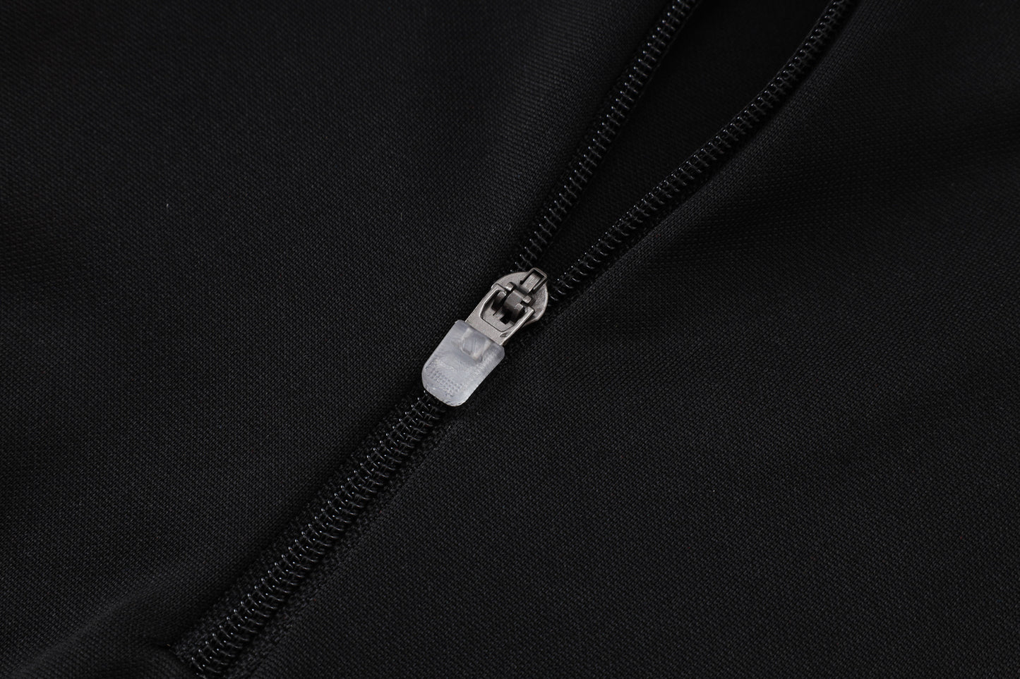 ⚽🔥חליפת אימון באיירן מינכן 25/26 – שחור/אדום