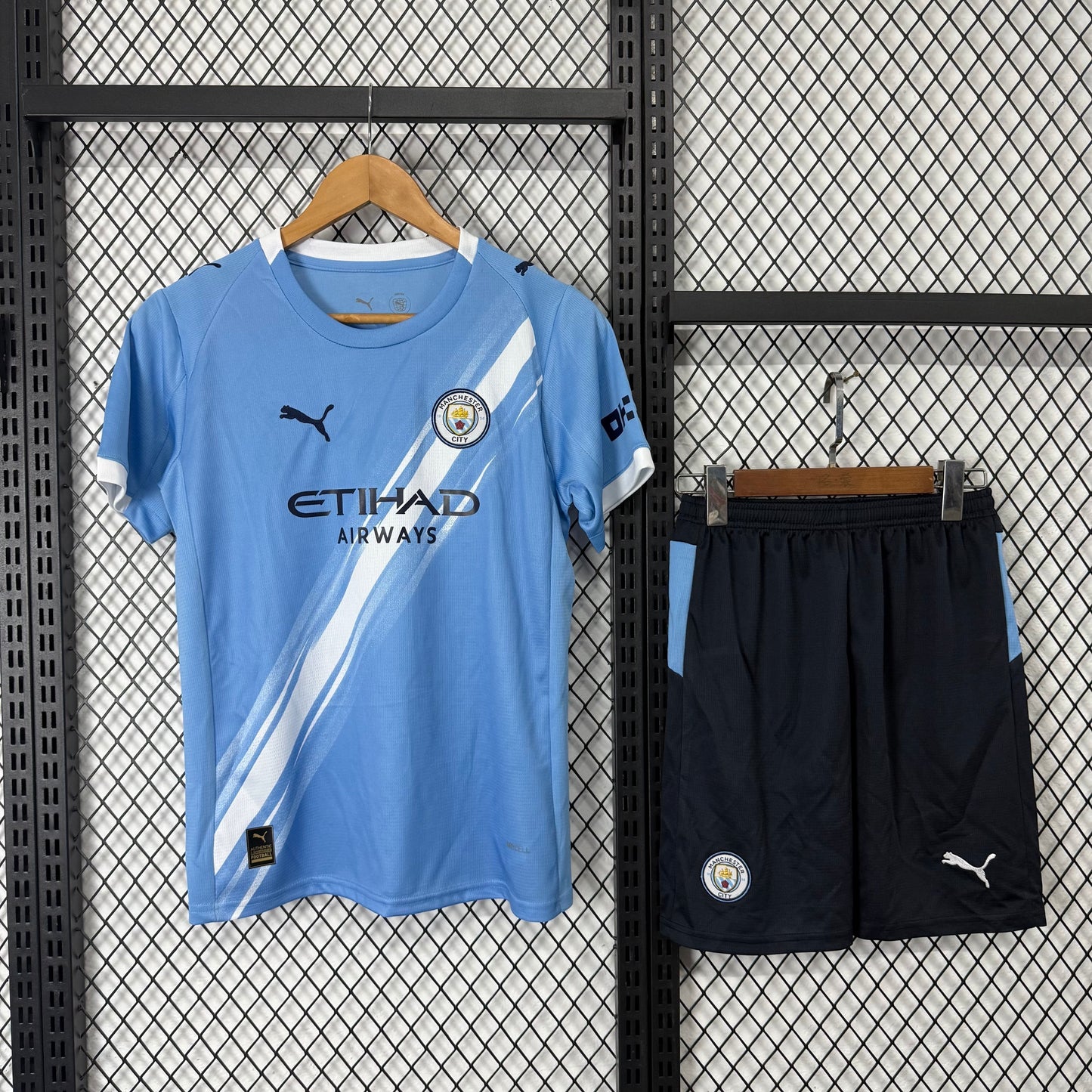 חליפת ילדים מנצ'סטר סיטי בית 25/26 – חולצה ומכנס בתכלת האלגנטי של אלופת אנגליה 💙⚽👑