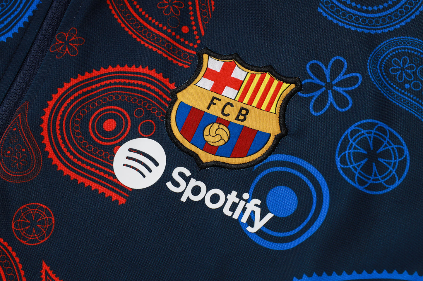 ⚽🔵🔴 חליפת אימון ברצלונה 24/25 – עיצוב גיאומטרי מיוחד