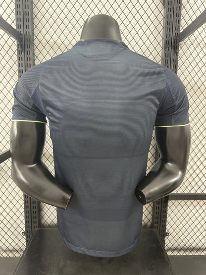 חולצת חוץ של ריאל מדריד לעונת 2025/26