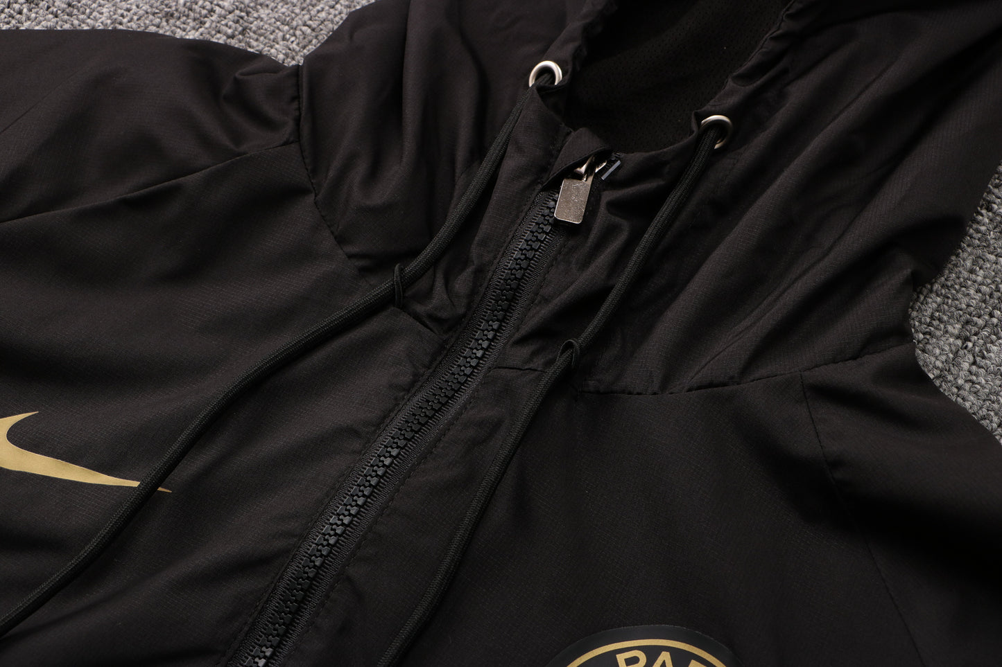 מעיל רוח של פריז סן ז'רמן לעונת 2021/22 (שחור)