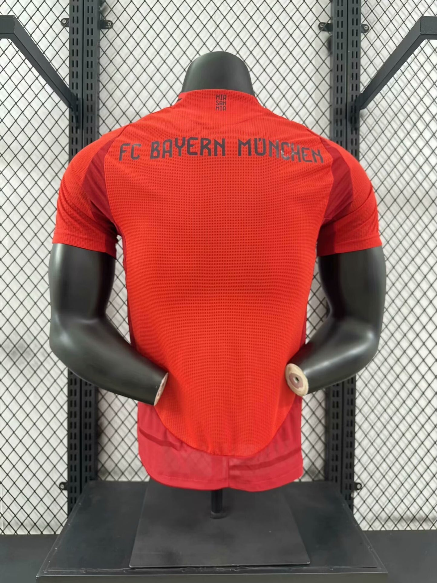 חולצת בית של באיירן מינכן לעונת 24/25